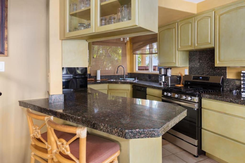 Plumeria Suite, 2-Bedrooms, Sleeps 6, Pool & Bbq, Pre-Renovation Summer Sale Kihei Extérieur photo