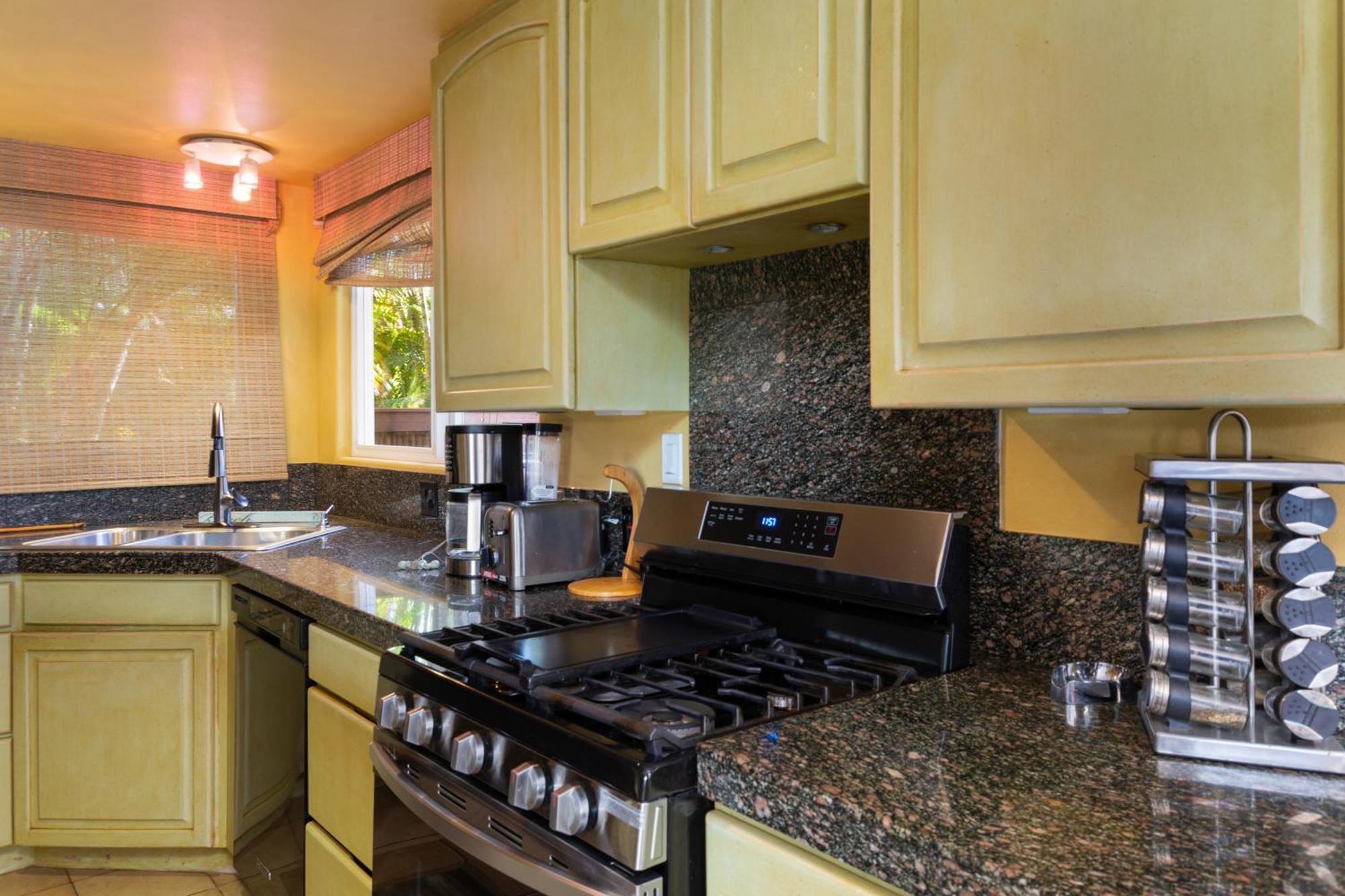 Plumeria Suite, 2-Bedrooms, Sleeps 6, Pool & Bbq, Pre-Renovation Summer Sale Kihei Extérieur photo