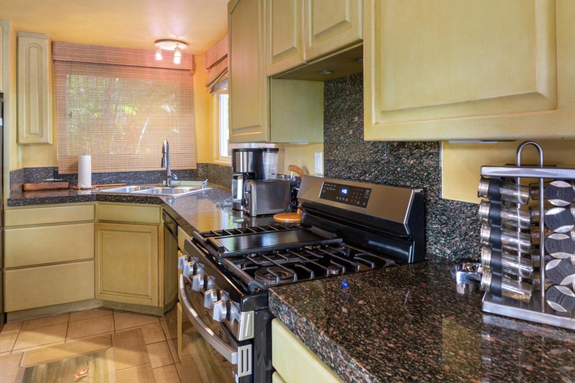 Plumeria Suite, 2-Bedrooms, Sleeps 6, Pool & Bbq, Pre-Renovation Summer Sale Kihei Extérieur photo